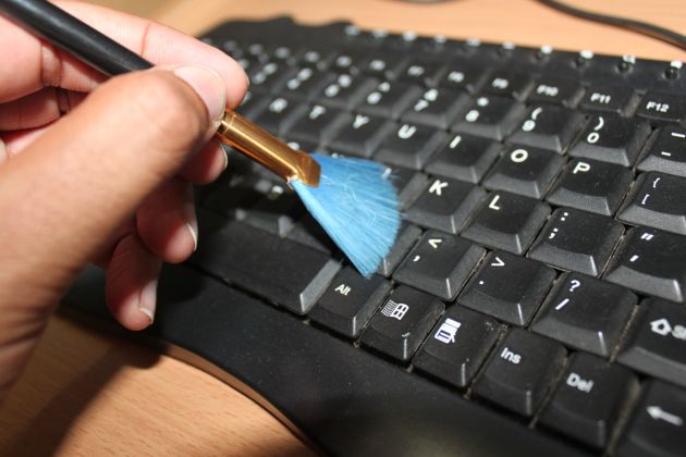 HOW TO CLEAN YOUR KEYBOARD